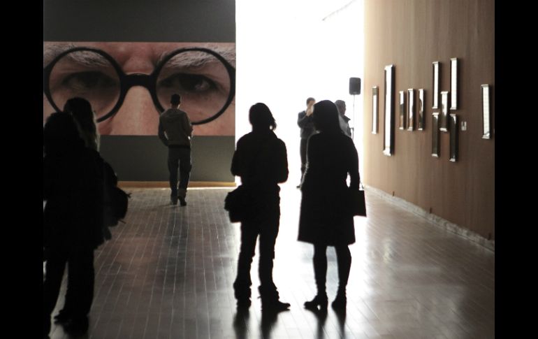 Visitantes observan la exposición ''Botero, dibujos en tela y en papel''. EFE /