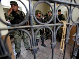 Autodefensa libera a militares retenidos en Michoacán. SUN /