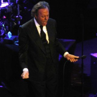 Julio Iglesias roba suspiros en el Telmex