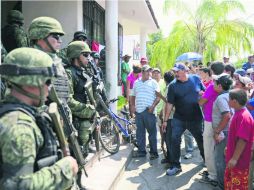 Militares y pobladores dialogan para liberar a los cuatro policías comunitarios detenidos en Buenavista Tomatlán, Michoacán. AFP /