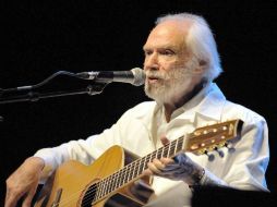 Georges Moustaki falleció a los 79 años de edad, tras una vida bohemia e inspirada. ARCHIVO /