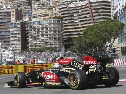 Romain se ve obligado a dejar la pista tras rodar con los neumáticos superblandos. AP /