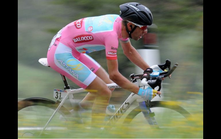 El dueño de la ''maglia rosa'', Vicenzo Nibali, tiene una velocidad media de 27.8 kmh. AP /