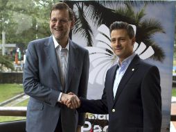 El Presidente del gobierno español, Mariano Rajoy (I), saluda al Presidente, Enrique Peña Nieto. EFE /