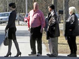 Personas esperan en la fila su turno para solicitar el subsidio por desempleo. AP /
