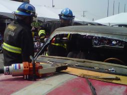 Durante el acto conmemorativo en Plaza Juárez, bomberos hacen distintas exhibiciones de su labor.  /