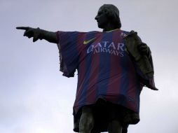 Los seguidores de los ''Periquitos'' se muestran indignados por como está vestido el monumento. EFE /