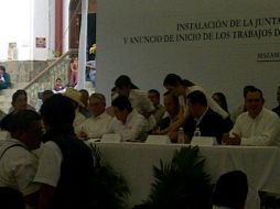 El gobernador firma el convenio durante reunión realizada en Mazamitla.  /