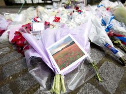 Varios ciudadanos han dejado ofrendas florales en memoria del soldado muerto. AFP /