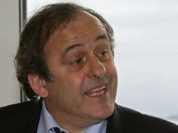 Michel Platini, presidente de la UEFA, declara que están obligados a admitir a Gibraltar. ARCHIVO /