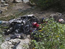 Las hélices del helicóptero tocaron unos cables de alta tensión eléctrica y la aeronave cayó envuelta en llamas. EFE /