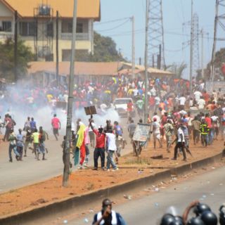 Al menos un muerto en manifestaciones violentas en Guinea