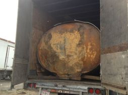 En el interior de la caja del torton, los agentes encontraron un tanque de pipa soldado con varillas de acero. ESPECIAL /
