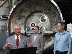 El director de la NASA, Charles Bolden, durante su visita al sistema de ingeniería del motor. AP /