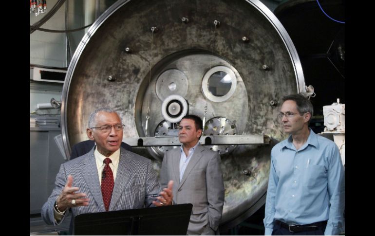 El director de la NASA, Charles Bolden, durante su visita al sistema de ingeniería del motor. AP /