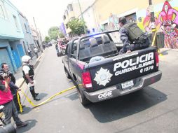 PRIMER CUADRO. Policías municipales y viales trabajan en el área donde fue asesinado José Antonio Sandoval Esqueda. EL INFORMADOR /