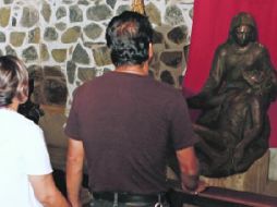 Catedral metropolitana. Fieles visitan la tumba donde descansan los restos del cardenal Posadas Ocampo. EL INFORMADOR /