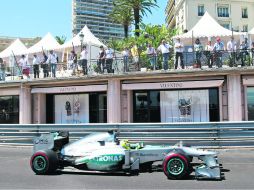 A máxima velocidad. El alemán Nico Rosberg conduce su Mercedes por el trazado de Mónaco, durante la segunda sesión de prácticas. AP /