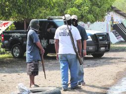 Elementos de las autodefensas en Buenavista Tomatlán realizan retenes carreteros con la complacencia de la Policía Federal. NTX /