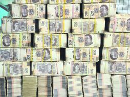 Trabajo. Los funcionarios de la PGR contaron el dinero durante ocho horas. Desde las 11:30 del miércoles a las 07:30 de ayer. NTX /