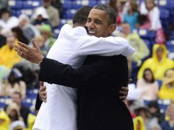 Barack Obama (d), abraza a uno de los nuevos marinos durante un acto de graduación en la Academia Naval en Annapolis. EFE /