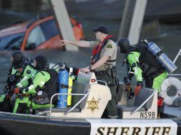Un puente situado en el estado de Washington se derrumba sobre el río Skagit. AP /
