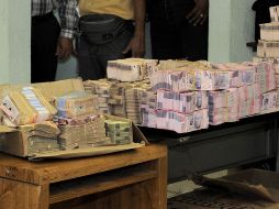 Los poco más de 88 millones de pesos en efectivo decomisados a José Sáiz Pineda, ex tesorero de Tabasco. AFP /