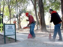 Algunos funcionarios y los habitantes de las colonias participan en las acciones de renovación. ARCHIVO /