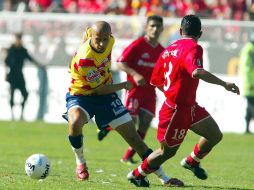 Adolfo Bautista (izq.), con la camiseta del Morelia, anotó a los 19 segundos ante Toluca. MEXSPORT /