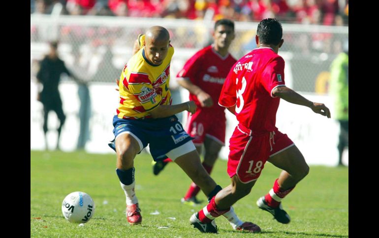 Adolfo Bautista (izq.), con la camiseta del Morelia, anotó a los 19 segundos ante Toluca. MEXSPORT /