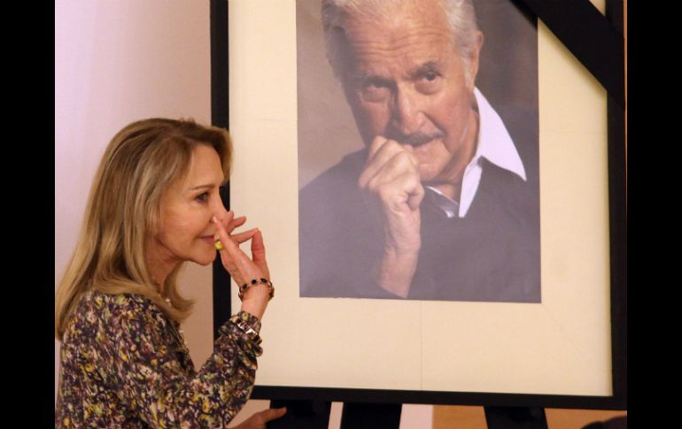 Silvia Lemus, esposa de Carlos Fuentes participa en el tributo organizado por la AML. EFE /