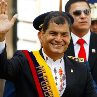 Correa asiste a su ''investidura popular'' ante una multitud