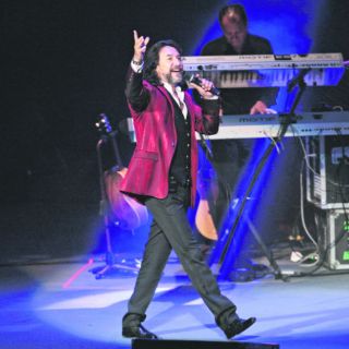 Tapatíos se olvidan de la lluvia en su cita con ''El Buki''