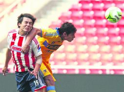 Érick ''Cubo'' Torres disputa un balón con un defensa de Tigres en el duelo de ida en el Omnilife. MEXSPORT /