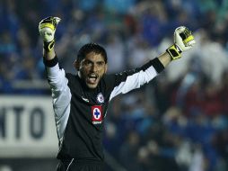 José de Jesús Corona y su equipo, el Cruz Azul, llegan con ventaja al partido de vuelta en el Estadio Azteca. ARCHIVO /