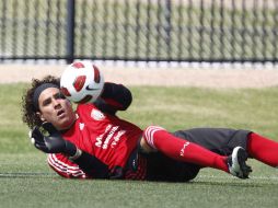 Guillermo Ochoa debe contribuir a la victoria de su equipo para que continúe en primera división. ARCHIVO /