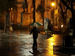 Los tapatíos reciben la primera lluvia de la temporada que deja encharcamientos en algunas zonas de la ciudad. ARCHIVO /