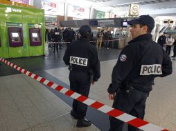 La policía establece un cerco de vigilancia en el sitio donde el soldado fue agredido. AP /