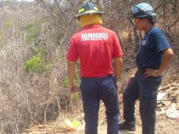 Corresponde a personal de Bomberos ayudar a la extracción del cuerpo que quedó a cinco metros de profundidad.  /