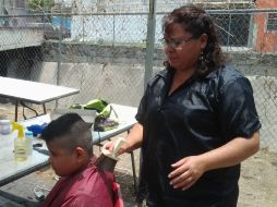 También se realizan cortes de cabello a vecinos con el fin de mejorar su economía. ESPECIAL /