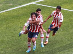 Jugadores de Chivs Sub-20 celebran su título. ARCHIVO /
