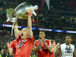 Arjen Robben, autor del gol de la  victoria del Bayern Munich, levanta la Orejona. EFE /