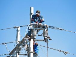 El abastecimiento racional de energía eléctrica en el país permitirá disminuir las tarifas que pagan empresas y familias mexicanas. ARCHIVO /