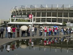 Los aficionados aseguran que permanecerán en las taquillas hasta antes del partido programado a las 20:00 horas. NTX /