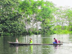 En camino. En los curiosos ''peque-peque'' las familias se transportan de una aldea a otra usando el Amazonas. ESPECIAL /
