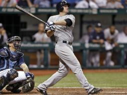 Lyle Overbay conecta de vuelta entera en el décimo primer episodio, sin corredores en el camino. AP /