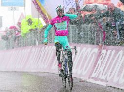 Vincenzo Nibali (Astana) le saca un tiempo de 4:43 de ventaja al colombiano Rigoberto Durán (Sky), su inmediato perseguidor. AFP /