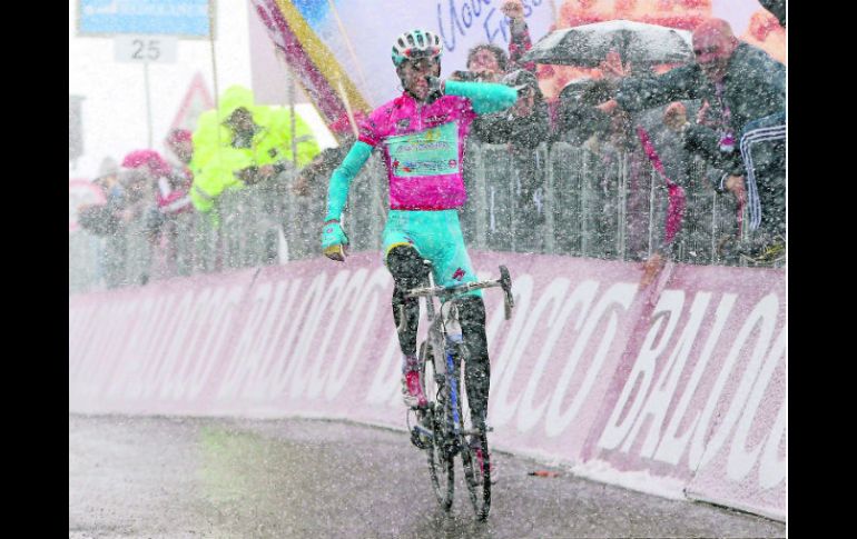 Vincenzo Nibali (Astana) le saca un tiempo de 4:43 de ventaja al colombiano Rigoberto Durán (Sky), su inmediato perseguidor. AFP /