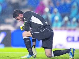 Jesús Corona oró antes de arrancar el cotejo en el Estadio Azul, en el que fue el héroe. MEXSPORT /