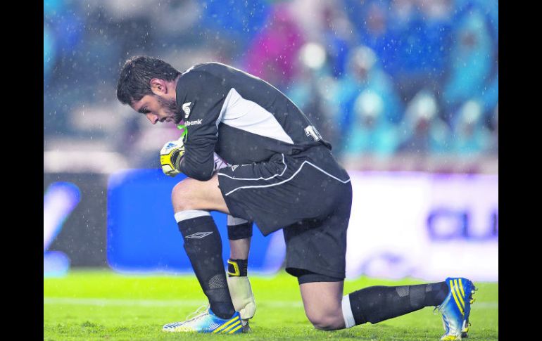 Jesús Corona oró antes de arrancar el cotejo en el Estadio Azul, en el que fue el héroe. MEXSPORT /